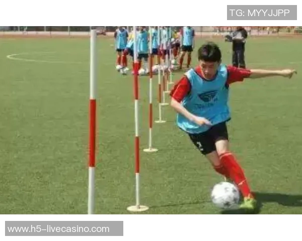 中考足球绕杆技巧提升训练方法与实战应用解析 中考足球绕杆技巧提升训练方法与实战应用解析