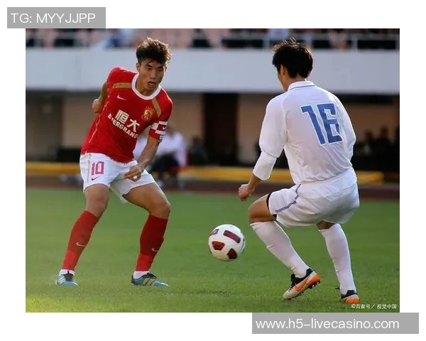 防守足球的艺术与策略解析如何在比赛中构建坚固防线提升球队整体实力