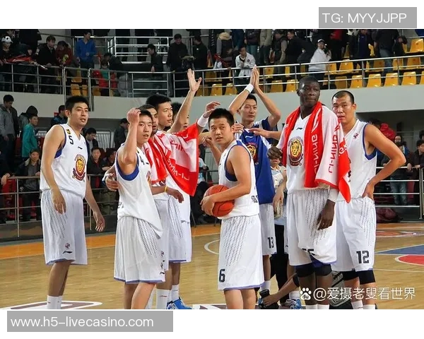 山东队与八一队的激烈对决展现篮球魅力与团队精神的巅峰对抗 山东队与八一队的激烈对决展现篮球魅力与团队精神的巅峰对抗